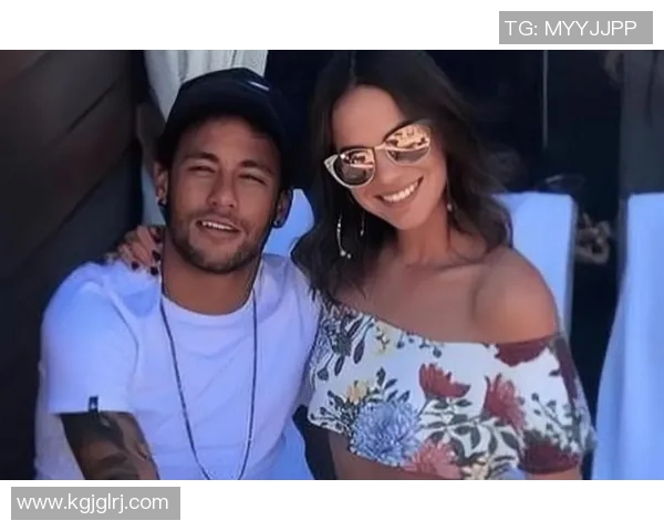 足球明星内马尔亲吻瞬间引发热议球迷纷纷点赞与祝福